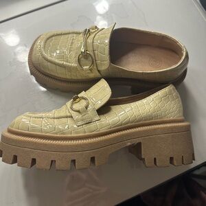Urban Outfitters Boca Lugged Loafer Size 6